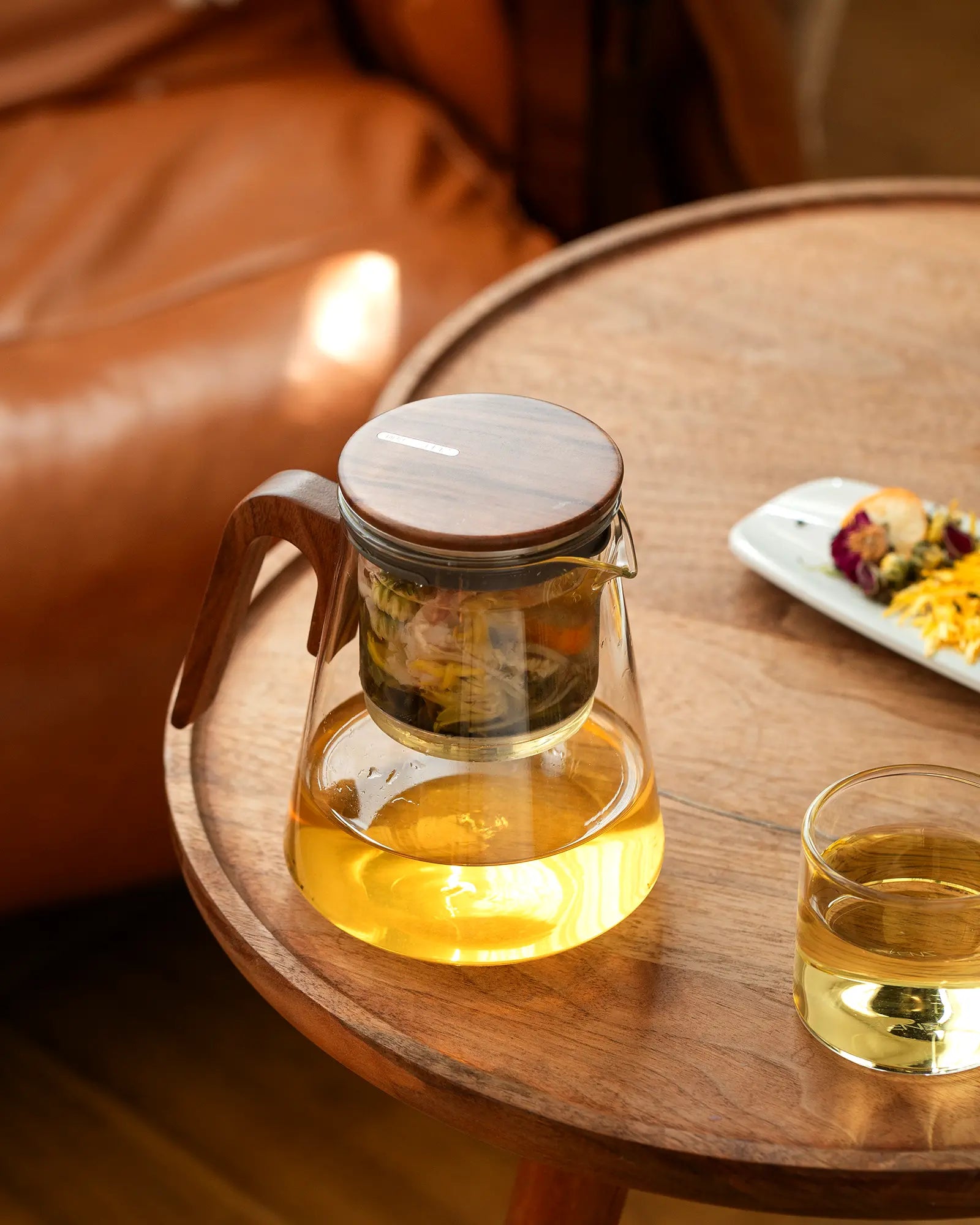 ZENS Magnetic Tea Pot, Enchanted Glass Teapot with Infuser and Magnetic Suction Lid for Mess-Free Loose Tea Diffusers, Walnut Wood Handle, Tea Lovers Gifts