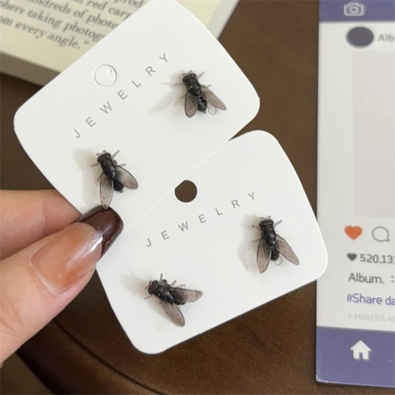 Funny Prank Flies Stud Earrings for Women Realistic Simulation Insect Small Fly Earrings Halloween Party Abstract Jewelry Gifts